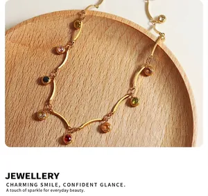 Détail de la chaîne à vagues plaquée or 18 carats avec des pendentifs en zircon colorés