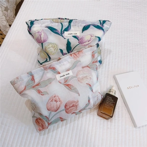 Gros plan détaillé des trousses de maquillage en jacquard tulipe avec étiquette simple wish