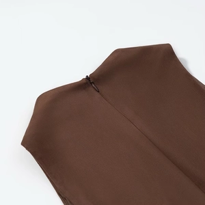 Détail de la fermeture éclair invisible au dos sur un haut marron aspect suédine