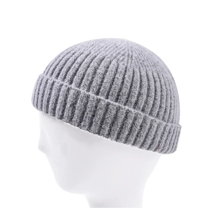 Gros plan sur un bonnet gris en maille côtelée montrant la texture épaisse et le style docker