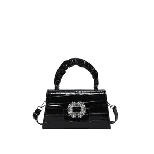 Sac bandoulière en cuir verni croco noir avec boucle en strass et poignée plissée