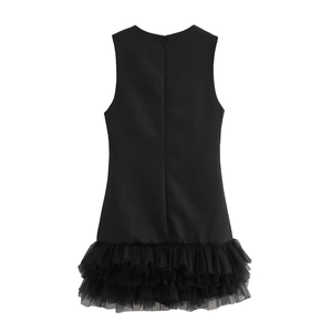 Dettaglio della gonna in tulle multistrato e della zip posteriore su questo abito nero smanicato