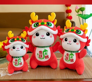Trio di peluche mascotte drago zodiacale rosso con ricami festosi in un ambiente accogliente