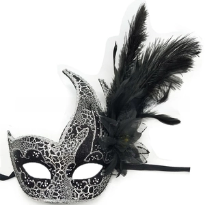 Dettaglio maschera pizzo argento con piume nere e decorazioni floreali in rete