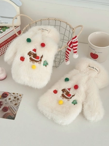 Détail de moufles de Noël en peluche teckel avec pompons 3D et broderie chaude