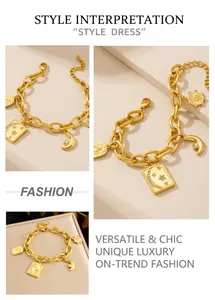 Détail du bracelet chaîne dorée épaisse avec pendentifs étincelants lune et étoile