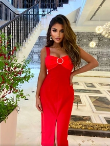 Detail eines roten Bodycon-Kleides mit Herz-Ausschnitt und Metallring-Verzierung
