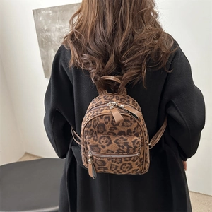 Mini sac à dos léopard tendance avec fermetures éclair en métal porté par un mannequin