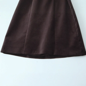 Mini robe chic en velours marron avec coutures d'ourlet nettes et drapé élégant soyeux
