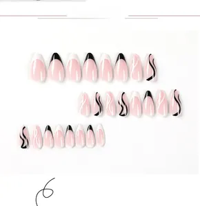 Détails de faux ongles amande longs avec motifs de vagues françaises noires et blanches