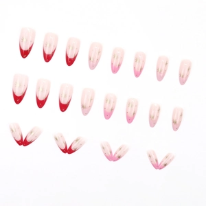 Unghie finte a mandorla con sfumatura rosso rosa e motivi a stella dorata