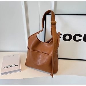 Détail d'un sac à bandoulière en similicuir marron avec grain de litchi et poche frontale