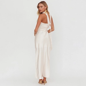 Vue arrière détaillée de la robe dos nu en satin blanc avec ruban élégant et dos ouvert