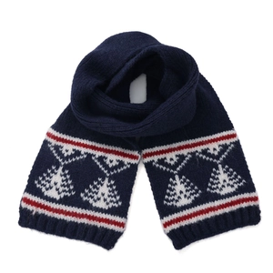 Dettaglio di sciarpa invernale blu navy con motivi nordici di fiocchi di neve a maglia