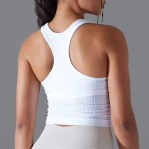 Vue détaillée du dos d'un gilet de sport blanc à dos nageur et texture côtelée