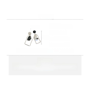 Vue détaillée des boucles d'oreilles géométriques avec tiges en argent et design bicolore