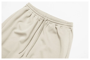 Detailansicht des elastischen Hochbunds mit Kordelzug an der beigen Jogginghose