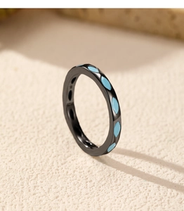 Primo piano dettagliato di un anello vintage in oro nero con intarsio in turchese