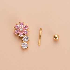 Orecchino in acciaio dorato a forma di fiore con zirconi rosa e bianchi brillanti