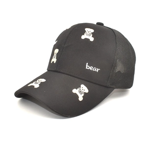 Détail de la broderie ours sur une casquette de baseball noire en mesh respirant