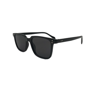 Lunettes de soleil carrées noires classiques avec verres gris pour un style vintage
