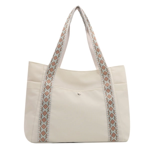 Grande borsa tote beige in tessuto Oxford con spalline intrecciate geometriche su sfondo bianco