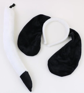 Détail du serre-tête oreilles de chien en peluche noir et blanc avec queue assortie