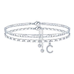 Dettaglio del bracciale a doppia catena argento con ciondolo a lettera C in zircone e moschettone