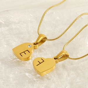 Collier pendentif cœur plaqué or 18 carats avec lettre creuse et pierres en cristal