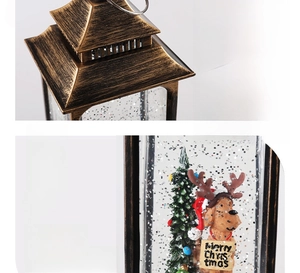 Détail d'une lanterne de Noël en bronze vintage avec Golden Retriever et neige