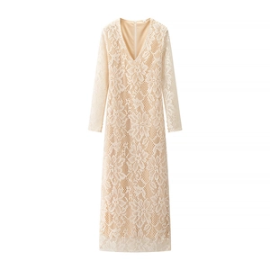Elegante abito lungo in pizzo beige a maniche lunghe con scollo a V profondo e aderente