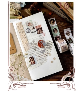 Draufsicht auf Washi-Tape und Aufkleber im Vintage-Poststempel-Stil auf dunklem Holzhintergrund