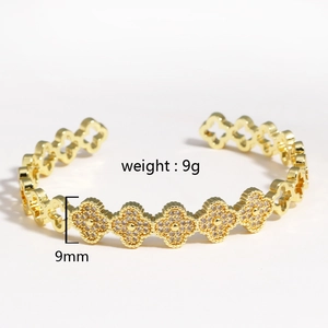 Vue détaillée du bracelet trèfle doré avec cristaux de zircon et largeur de 9 mm
