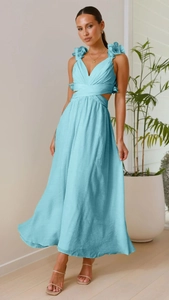 Dettaglio dell'abito in chiffon celeste con fiore sulla spalla e ritaglio in vita