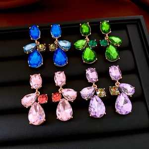 Détail de quatre paires de boucles d'oreilles goutte d'eau aux couleurs vives