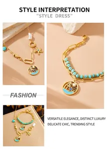 Détail du collier chaîne dorée avec perles turquoise, pendentif hippocampe et étoile de mer