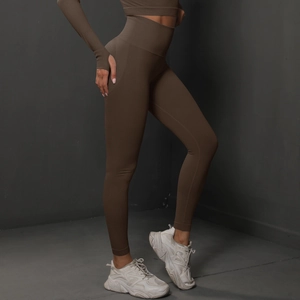 Vue détaillée du legging de yoga marron sans couture taille haute à texture côtelée