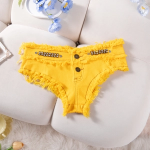 Dettaglio degli shorts in denim giallo con strass scintillanti e orlo a taglio vivo
