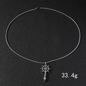 Détail du collier en acier argenté avec pendentif ancre et dague pesant 33,4 g