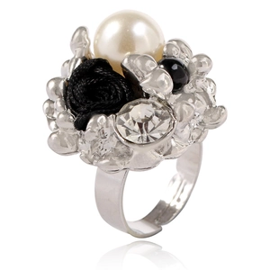 Détail d'une rose en tissu noir et d'une perle blanche sur une bague ajustable