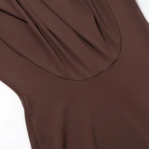 Vue détaillée du col bénitier marron foncé d'une robe en maille sans manches au tissu texturé