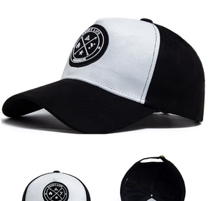 Visuali dettagliate del cappellino da baseball in pelle scamosciata bianco e nero.