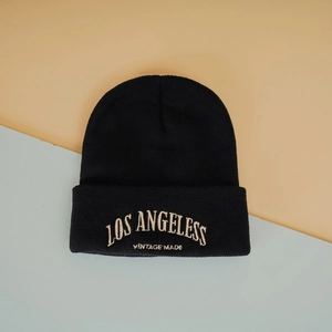 Détail du bonnet noir avec broderie LOS ANGELES et VINTAGE MADE de style vintage