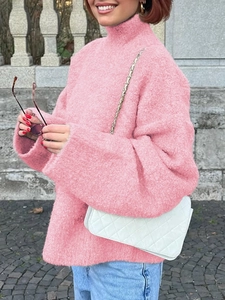 Gros plan d'un pull en maille rose oversize avec texture pelucheuse et col côtelé