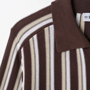 Retro-Strick-Poloshirt mit braunen und cremefarbenen Längsstreifen und klassischem Kragen