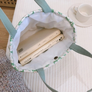 Sac fourre-tout en coton avec motifs marguerites et poignées vert sauge pour le quotidien