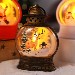 Dettaglio di lanterna natalizia vintage con renna e scena boschiva con luce LED calda