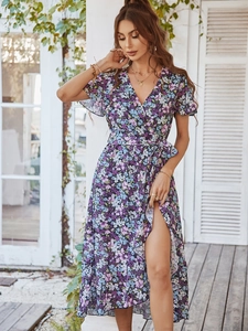 Vue détaillée de la robe longue fleurie violette avec col en V et fente latérale haute
