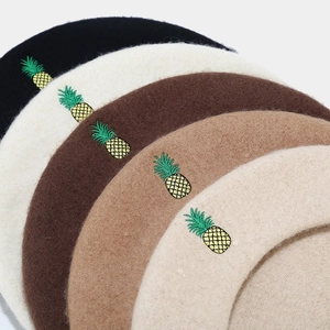 Béret en laine pour femmes style japonais avec broderie ananas en couleurs d'automne