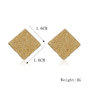 Detailed close-up of golden square textured earrings with 1.6cm size and 4g weight specs